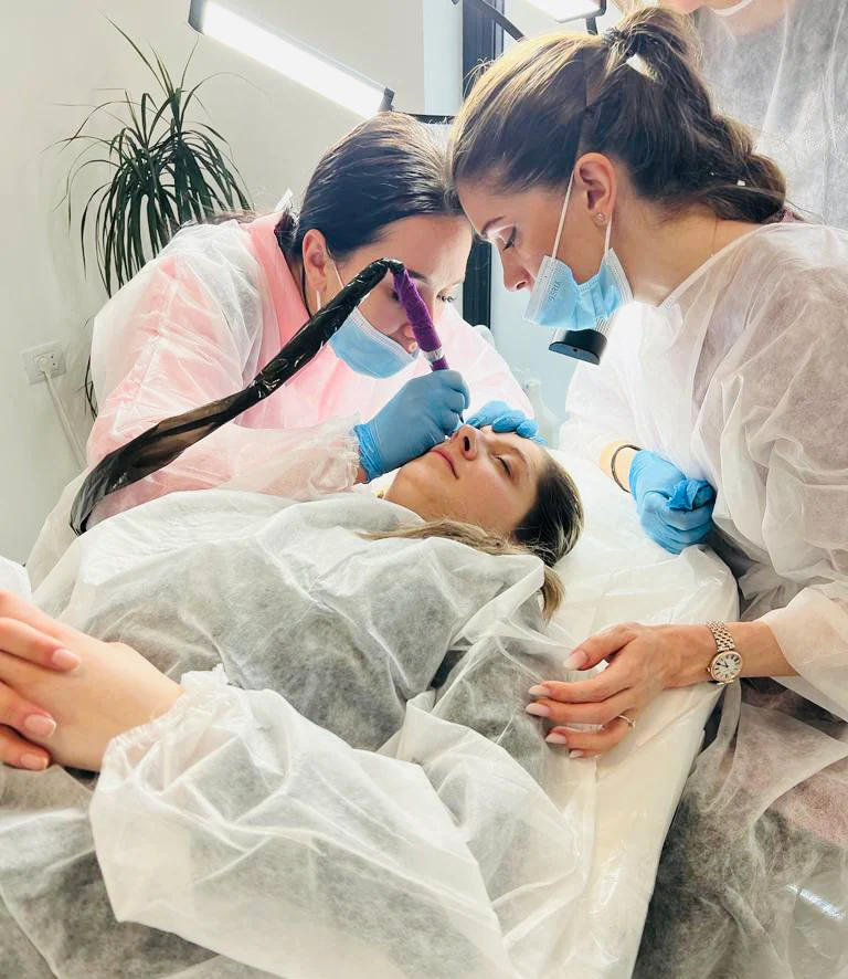 Mădălina îndrumând o cursantă în timpul procedurii